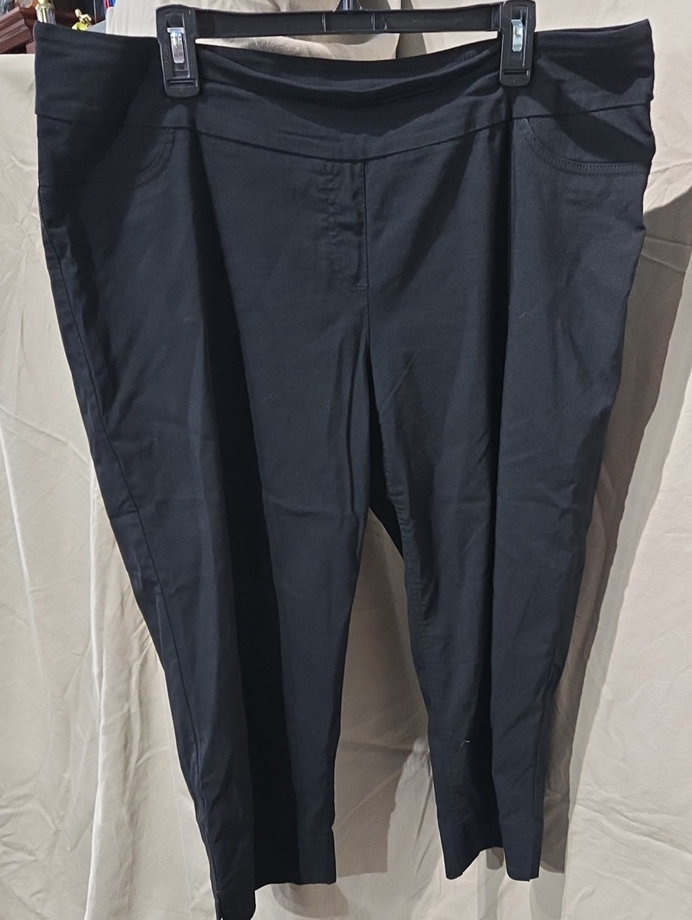 Alia Black Pull-On Straight-Leg Capris